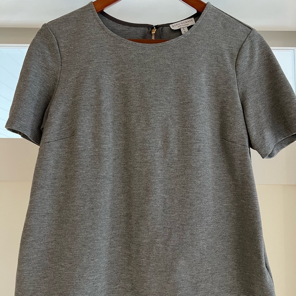 NWOT SOPHIE GRACE - Amelia Tee in Heather Grey with Gold Zip, Capsule Closet